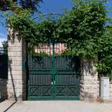 Ad accoglierci � la proprietaria Anna Scivittaro, la quale ci invita a varcare il cancello verde d�ingresso